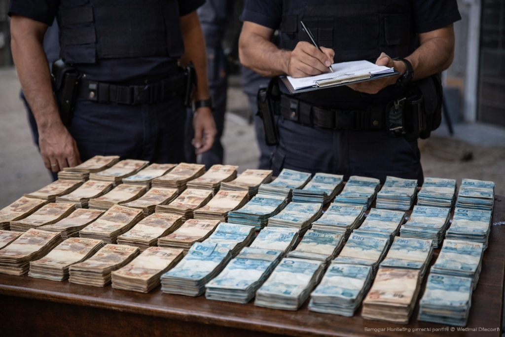 Polícia apreende R$ 220 mil em espécie durante operação na Grande SP policia-apreende-r$-220-mil-em-especie-durante-operacao-na-grande-sp